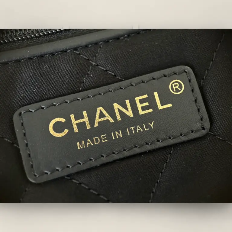 頂級精仿Chanel 24B 22bag垃圾袋黑金小號——Montebello小牛皮與復古砂金五金的時尚實用之選 頂級精仿Chanel 24B