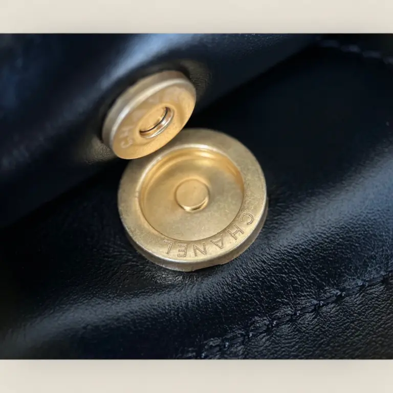 頂級精仿Chanel 24B 22bag垃圾袋黑金小號——Montebello小牛皮與復古砂金五金的時尚實用之選 頂級精仿Chanel 24B