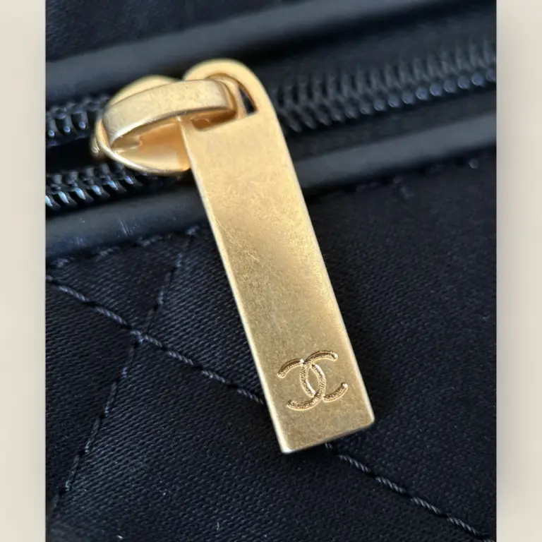 頂級精仿Chanel 24B 22bag垃圾袋黑金小號——Montebello小牛皮與復古砂金五金的時尚實用之選 頂級精仿Chanel 24B