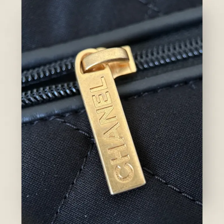 頂級精仿Chanel 24B 22bag垃圾袋黑金小號——Montebello小牛皮與復古砂金五金的時尚實用之選 頂級精仿Chanel 24B
