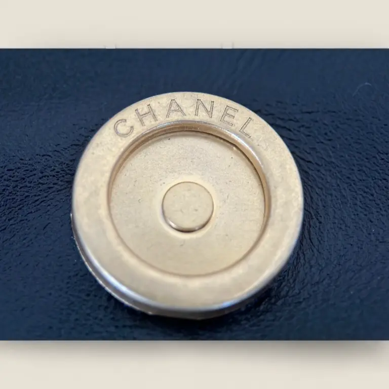 頂級精仿Chanel 24B 22bag垃圾袋黑金小號——Montebello小牛皮與復古砂金五金的時尚實用之選 頂級精仿Chanel 24B