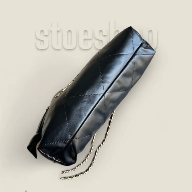 頂級精仿Chanel 24B 22bag垃圾袋黑金小號——Montebello小牛皮與復古砂金五金的時尚實用之選 頂級精仿Chanel 24B
