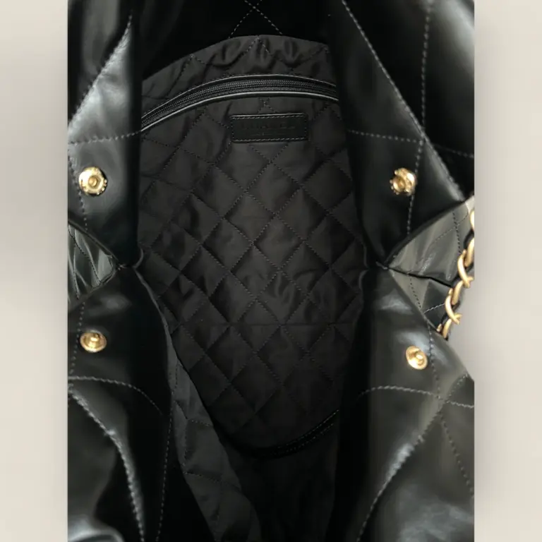 頂級精仿Chanel 24B 22bag垃圾袋黑金小號——Montebello小牛皮與復古砂金五金的時尚實用之選 頂級精仿Chanel 24B