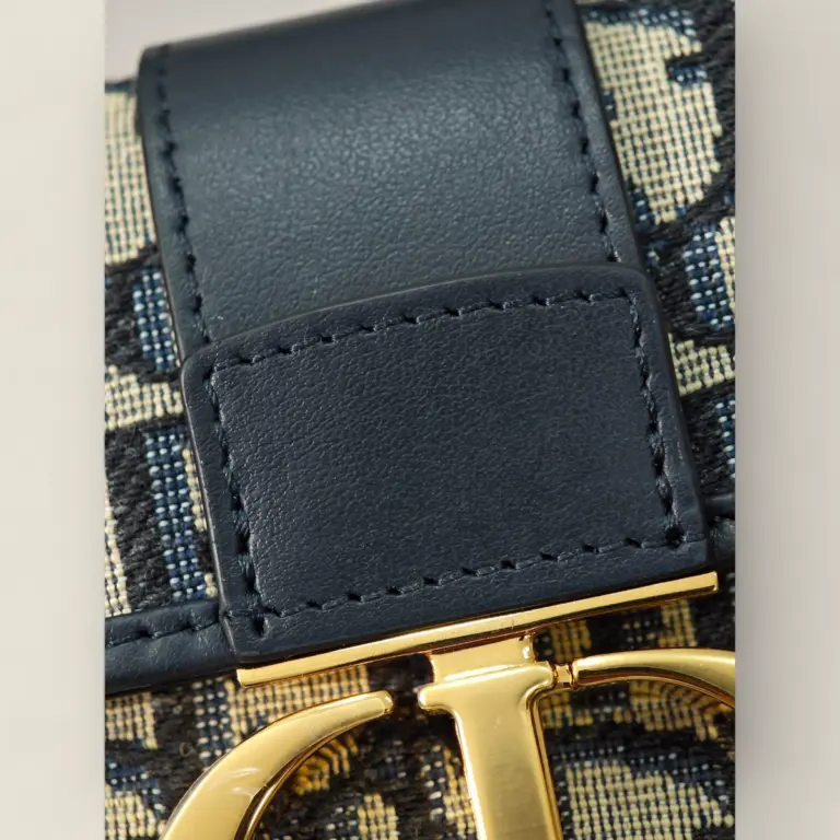 頂級高仿迪奧Miss Montaigne 迷你鏈條手袋 - 2024 冬季藍色 Oblique 印花面料,優雅實用設計 73 頂級高仿迪奧Miss Montaigne 頂級高仿迪奧Miss Montaigne 迷你鏈條手袋 - 2024 冬季藍色 Oblique 印花面料,優雅實用設計 頂級高仿迪奧Miss Montaigne