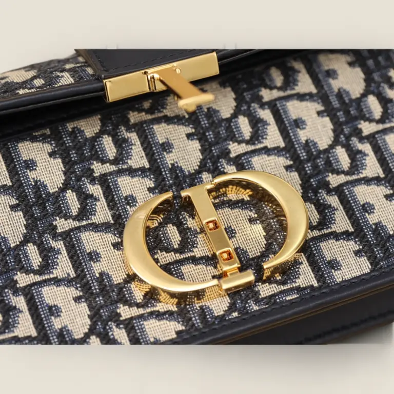 頂級高仿迪奧Miss Montaigne 迷你鏈條手袋 - 2024 冬季藍色 Oblique 印花面料,優雅實用設計 53 頂級高仿迪奧Miss Montaigne 頂級高仿迪奧Miss Montaigne 迷你鏈條手袋 - 2024 冬季藍色 Oblique 印花面料,優雅實用設計 頂級高仿迪奧Miss Montaigne
