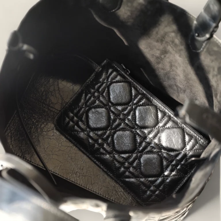 a貨高仿迪奧包袋Toujours系列:褶皺黑色中號購物袋推薦貨號:M2821NIO-M900 24 a貨高仿迪奧包袋Toujours系列:褶皺黑色中號購物袋推薦貨號:M2821NIO-M900