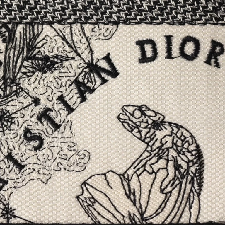 一比一高仿迪奧 Book Tote系列Zodiac茹伊刺繡手袋M - 精選奢華手袋 貨號: M1296ZRHZ-M941 20 一比一高仿迪奧 Book Tote系列Zodiac茹伊刺繡手袋M - 精選奢華手袋 貨號: M1296ZRHZ-M941