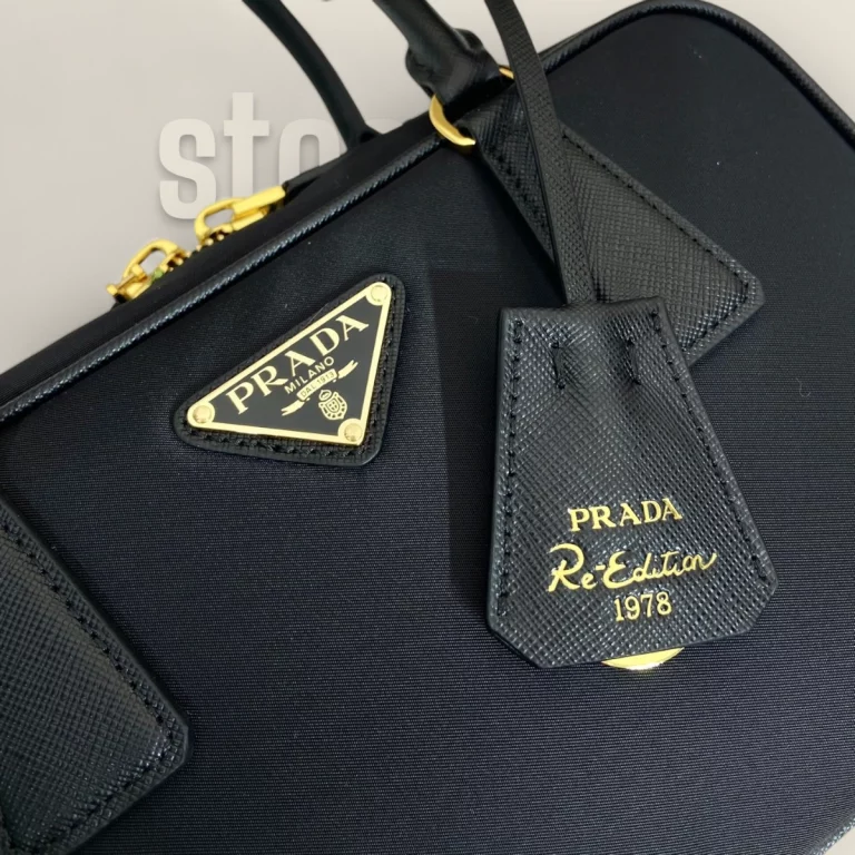 一比一高仿普拉達Prada ReEdition系列手提袋：小號黑色複刻版，奢華之選貨號：1BB121