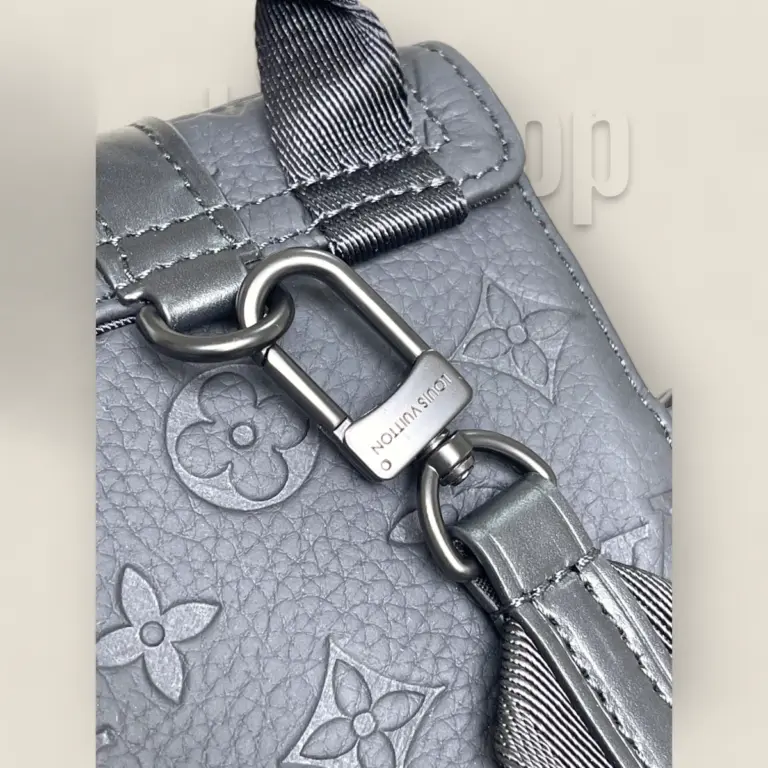 頂級高品質LV Nano Christopher 雙肩包 - 經典 Monogram Taurillon 皮革小巧設計 14 頂級高品質LV 頂級高品質LV Nano Christopher 雙肩包 - 經典 Monogram Taurillon 皮革小巧設計 頂級高品質LV