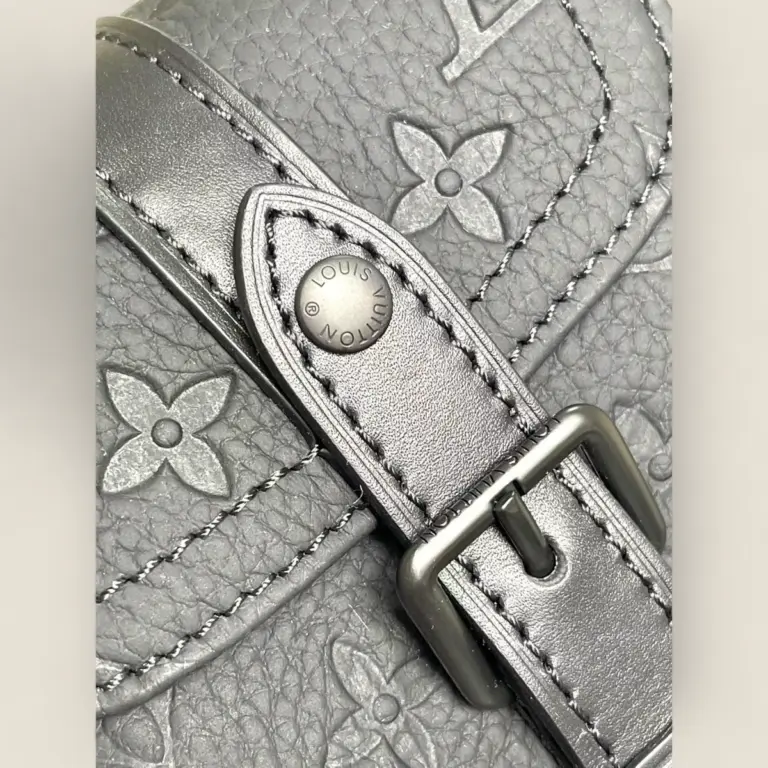 頂級高品質LV Nano Christopher 雙肩包 - 經典 Monogram Taurillon 皮革小巧設計 13 頂級高品質LV 頂級高品質LV Nano Christopher 雙肩包 - 經典 Monogram Taurillon 皮革小巧設計 頂級高品質LV