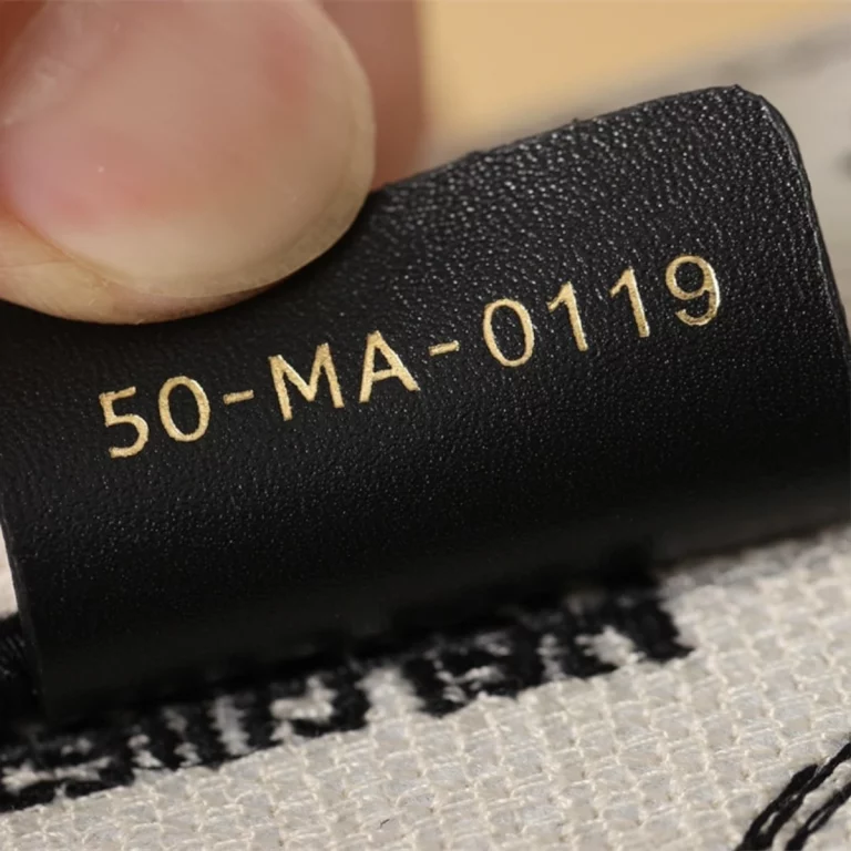 一比一高仿迪奧 Book Tote系列Zodiac茹伊刺繡手袋M - 精選奢華手袋 貨號: M1296ZRHZ-M941 25 一比一高仿迪奧 Book Tote系列Zodiac茹伊刺繡手袋M - 精選奢華手袋 貨號: M1296ZRHZ-M941