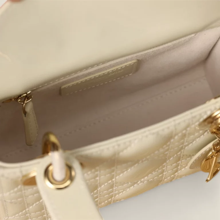 複製品高仿迪奧 Lady系列奶白色小牛皮漆面Mini包包 - M0505OWCB-M030 29 複製品高仿迪奧 Lady系列奶白色小牛皮漆面Mini包包 - M0505OWCB-M030