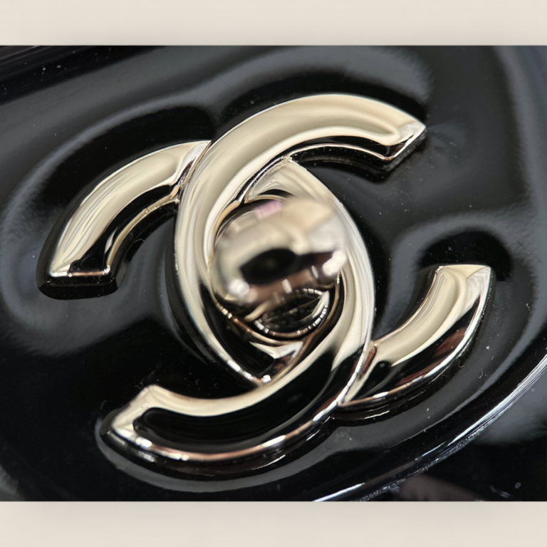 頂級精仿Chanel 24B CF Mini Handle黑色漆皮包——小牛漆皮與18K香檳金五金的極致奢華之選 頂級精仿Chanel 24B