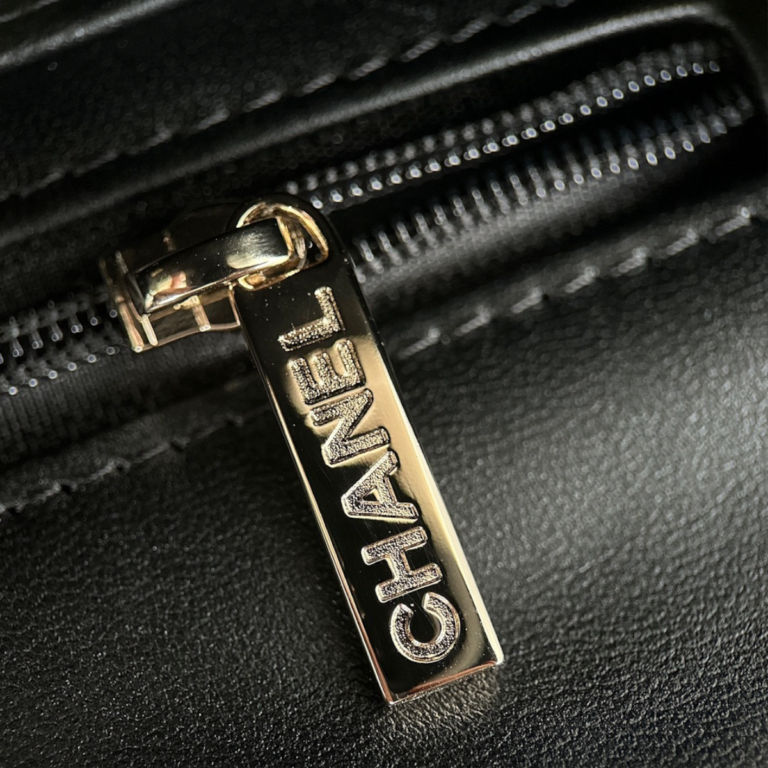 頂級精仿Chanel 24B CF Mini Handle黑色漆皮包——小牛漆皮與18K香檳金五金的極致奢華之選 頂級精仿Chanel 24B