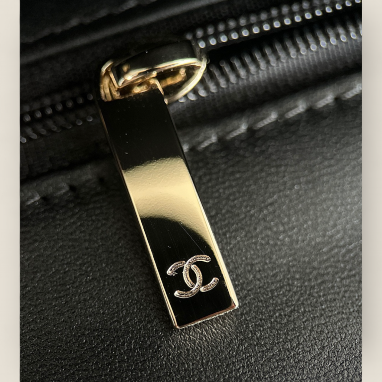 頂級精仿Chanel 24B CF Mini Handle黑色漆皮包——小牛漆皮與18K香檳金五金的極致奢華之選 頂級精仿Chanel 24B
