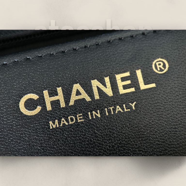 頂級精仿Chanel 24B CF Mini Handle黑色漆皮包——小牛漆皮與18K香檳金五金的極致奢華之選 頂級精仿Chanel 24B