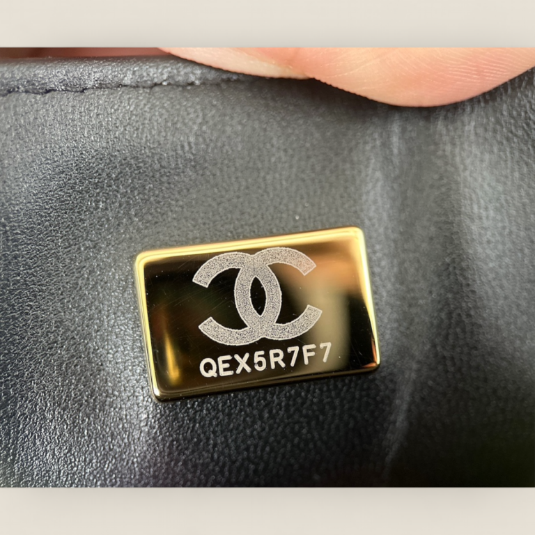 頂級精仿Chanel 24B CF Mini Handle黑色漆皮包——小牛漆皮與18K香檳金五金的極致奢華之選 頂級精仿Chanel 24B