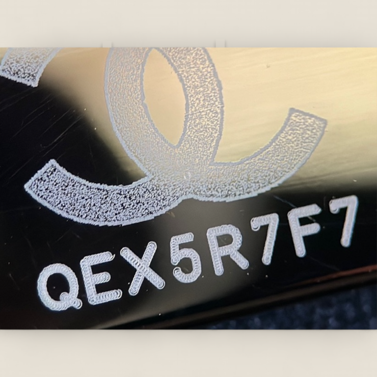 頂級精仿Chanel 24B CF Mini Handle黑色漆皮包——小牛漆皮與18K香檳金五金的極致奢華之選 頂級精仿Chanel 24B