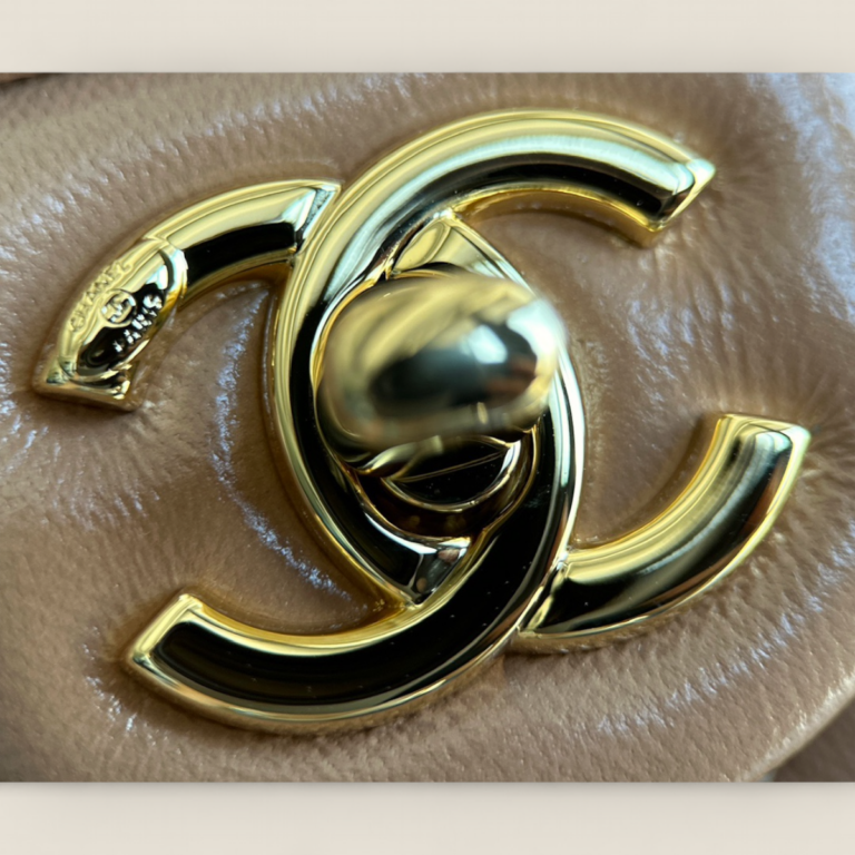 頂級精仿Chanel 24b麻花手柄口盖包奶茶杏色大号——Bodin.joyeux油蜡小羊皮与金色五金的奢华典范 頂級精仿Chanel 24b