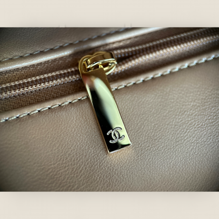 頂級精仿Chanel 24b麻花手柄口盖包奶茶杏色大号——Bodin.joyeux油蜡小羊皮与金色五金的奢华典范 頂級精仿Chanel 24b