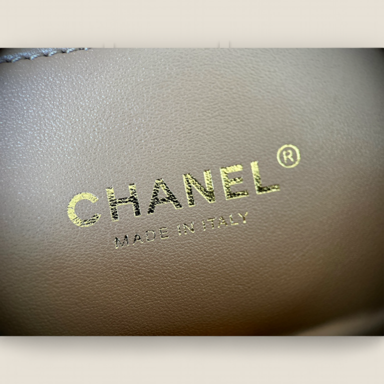 頂級精仿Chanel 24b麻花手柄口盖包奶茶杏色大号——Bodin.joyeux油蜡小羊皮与金色五金的奢华典范 頂級精仿Chanel 24b