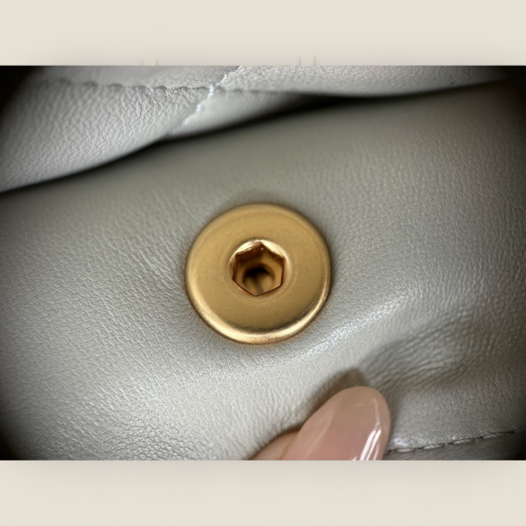 頂級精仿Chanel 24B高级手工坊晚宴包浅灰色——垄断一级小羊皮与24K真金砂金五金的奢华典范 35 頂級精仿Chanel 24B高级手工坊晚宴包浅灰色——垄断一级小羊皮与24K真金砂金五金的奢华典范