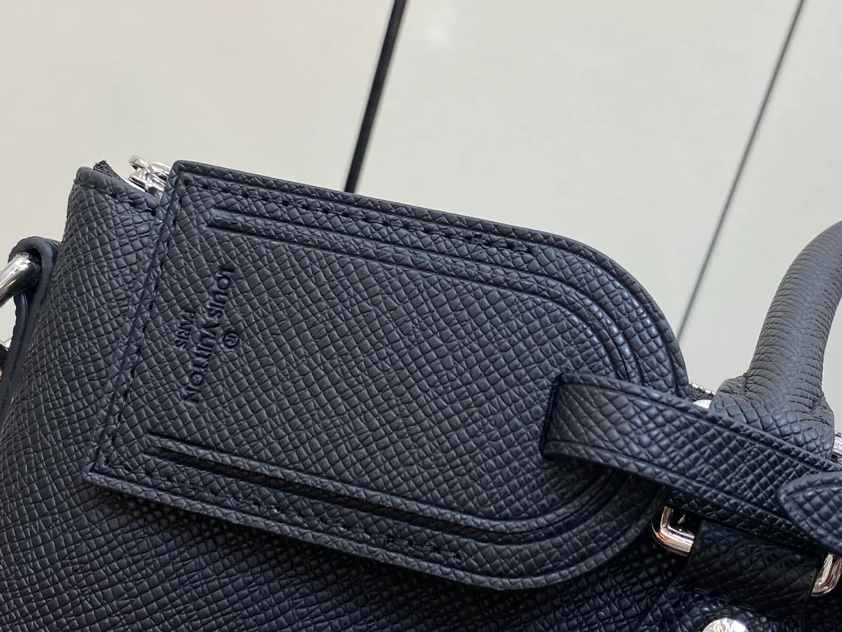 Louis Vuitton Slim NV 流線型Taïga牛皮商務公事包 8 Louis Vuitton Slim NV 流線型Taïga牛皮商務公事包