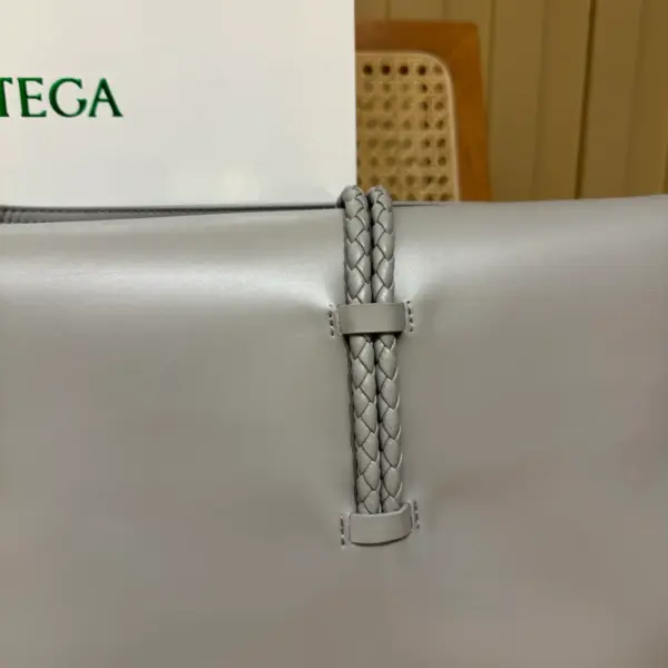 銀色牛皮革雙翻蓋斜挎包 16 銀色牛皮革雙翻蓋斜挎包
