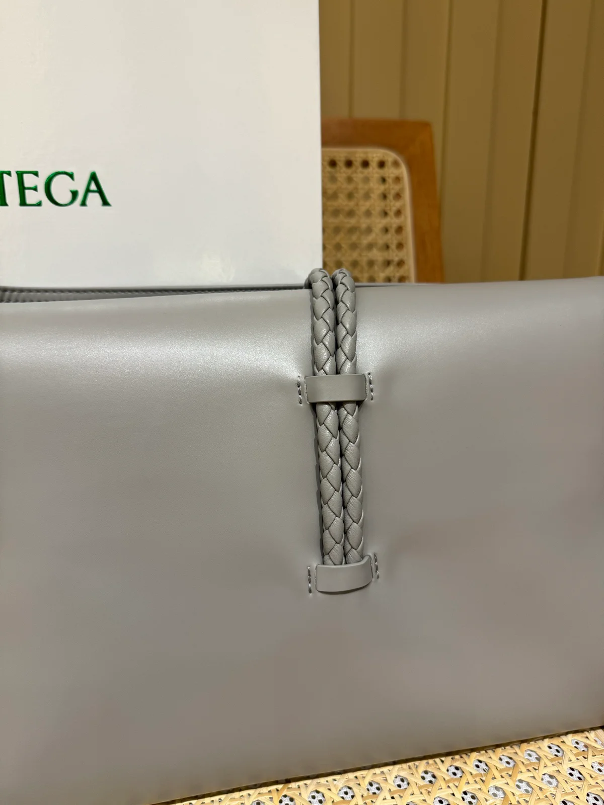 銀色牛皮革雙翻蓋斜挎包 7 銀色牛皮革雙翻蓋斜挎包