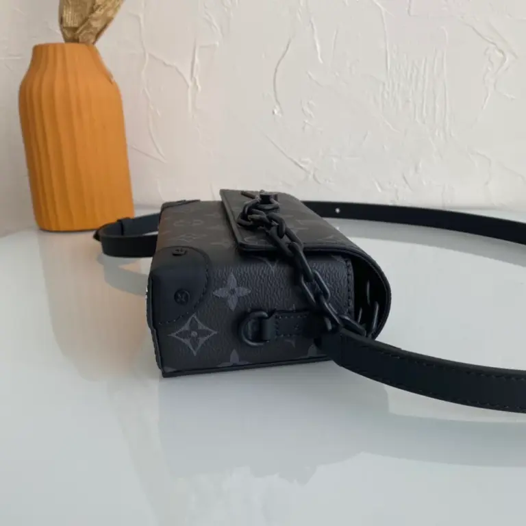 Louis Vuitton Steamer隨身錢包 | Monogram Eclipse帆布 鏈帶設計