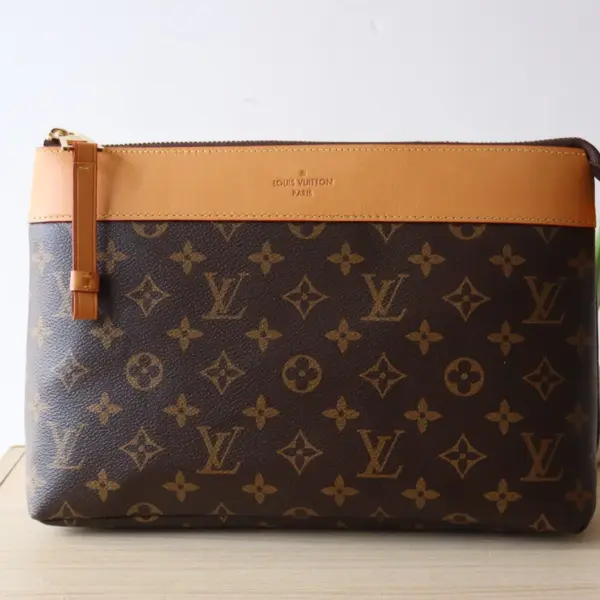 LV Pochette Voyage Souple 手拿包 - Monogram帆布旅行收納系列