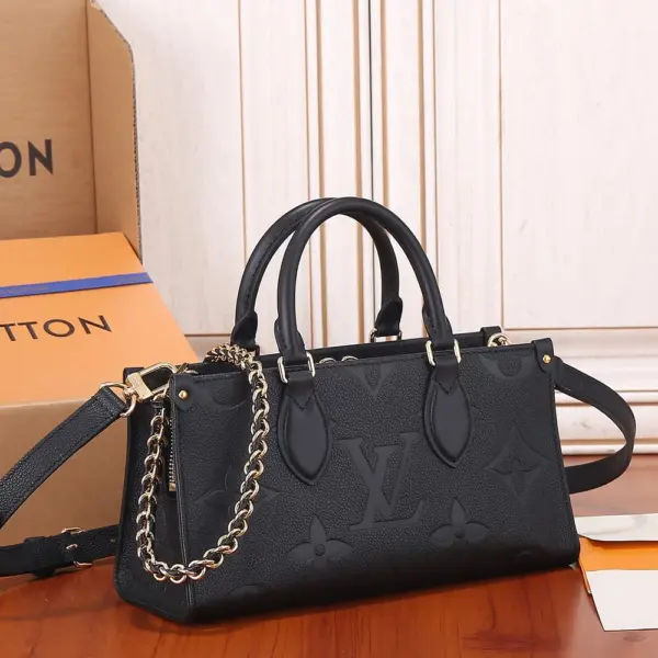 Louis Vuitton OnTheGo East West 黑色壓花粒面牛皮手挽袋
