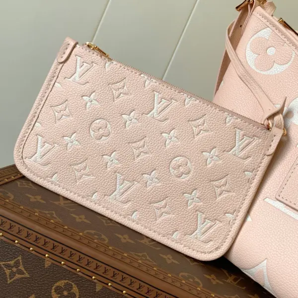 LV Milky Way系列 CarryAll PM 雙色壓花牛皮手提包 16 LV Milky Way系列 CarryAll PM 雙色壓花牛皮手提包