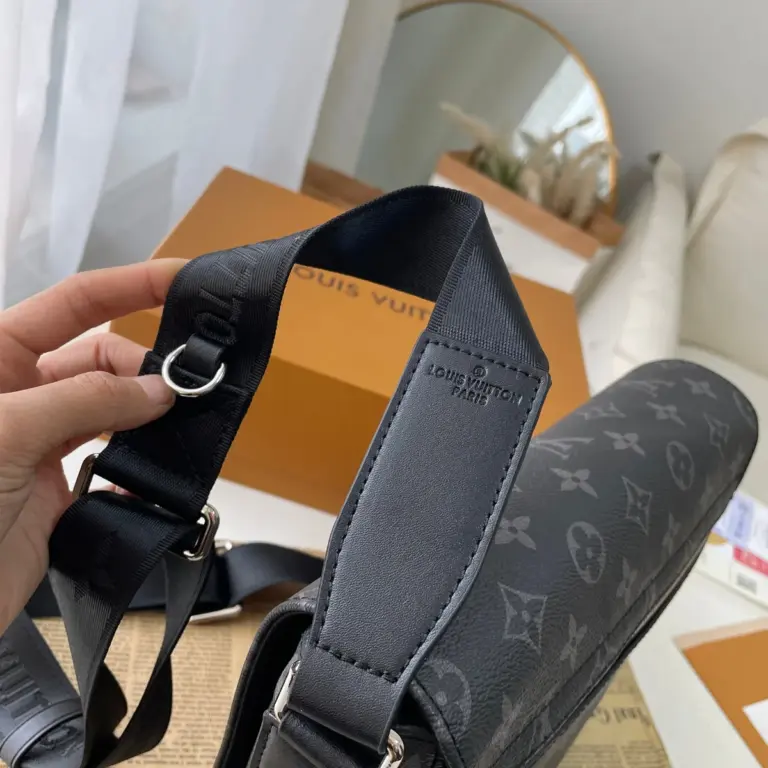 Louis Vuitton District PM 郵差包 - Monogram Eclipse 帆布 男士潮流單肩包