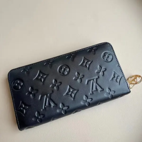 LV Monogram壓花小羊皮拉鏈錢包