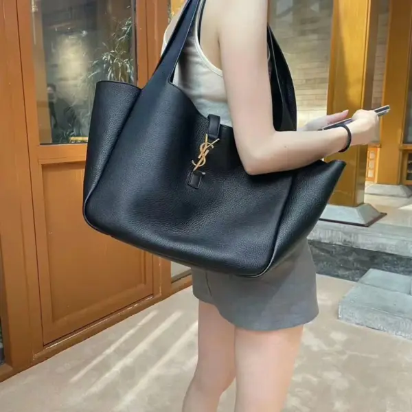 BEA橫版手提袋 - 麂皮襯裏Cassandre鉤扣設計 26 BEA橫版手提袋 - 麂皮襯裏Cassandre鉤扣設計