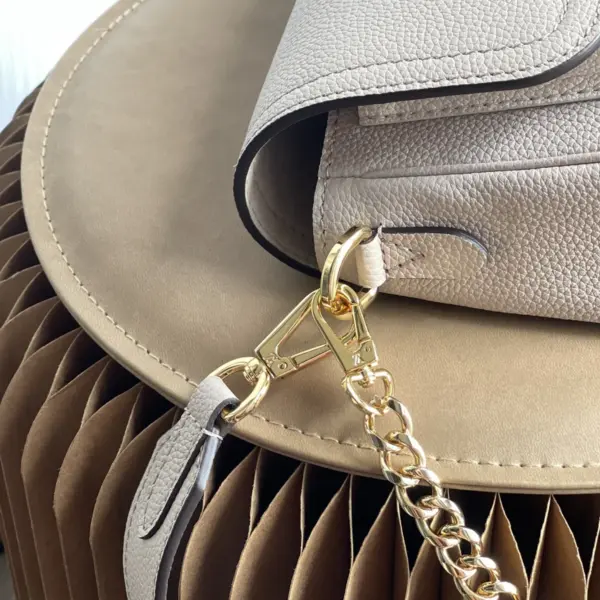 Louis Vuitton Lockme Tender 斜背包 | 粒面小牛皮 | 可拆式雙肩帶設計