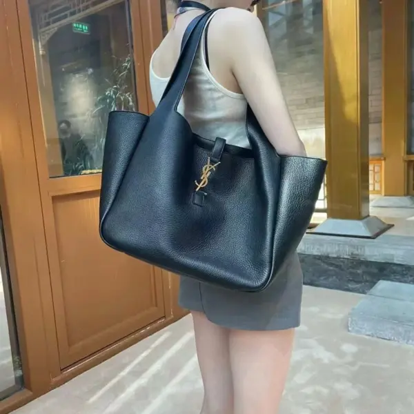 BEA橫版手提袋 - 麂皮襯裏Cassandre鉤扣設計 23 BEA橫版手提袋 - 麂皮襯裏Cassandre鉤扣設計