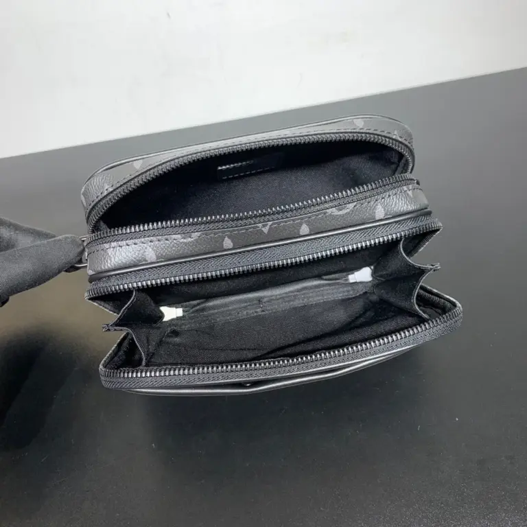 Louis Vuitton Alpha 可穿戴式錢包 - Monogram Eclipse 帆布款