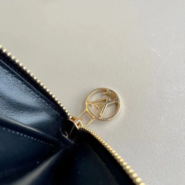 LV Monogram壓花小羊皮拉鏈錢包
