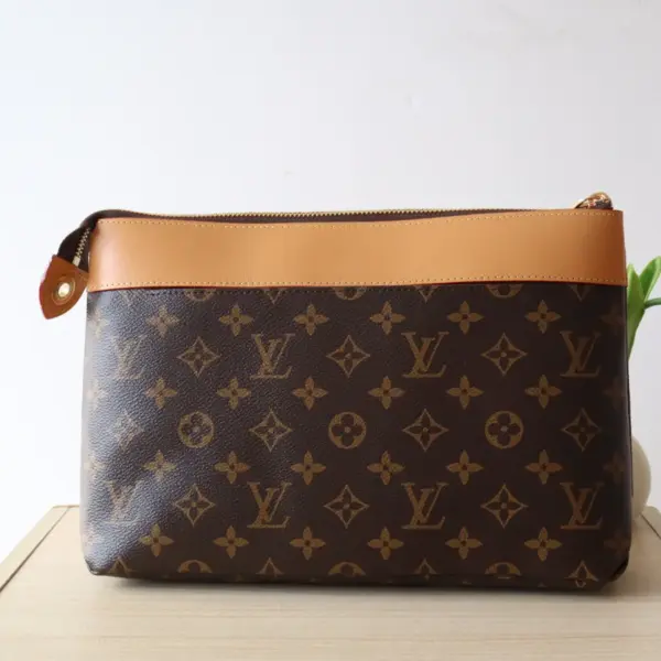 LV Pochette Voyage Souple 手拿包 - Monogram帆布旅行收納系列