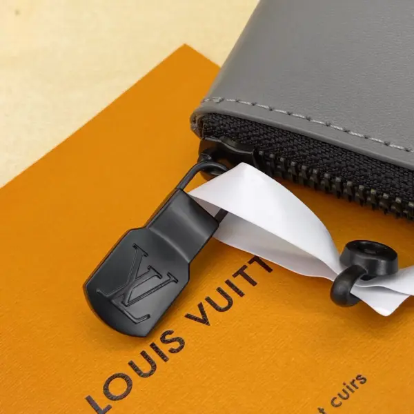 Louis Vuitton Pochette Discovery 灰色Monogram Shadow小牛皮隨身包 19 Louis Vuitton Pochette Discovery 灰色Monogram Shadow小牛皮隨身包
