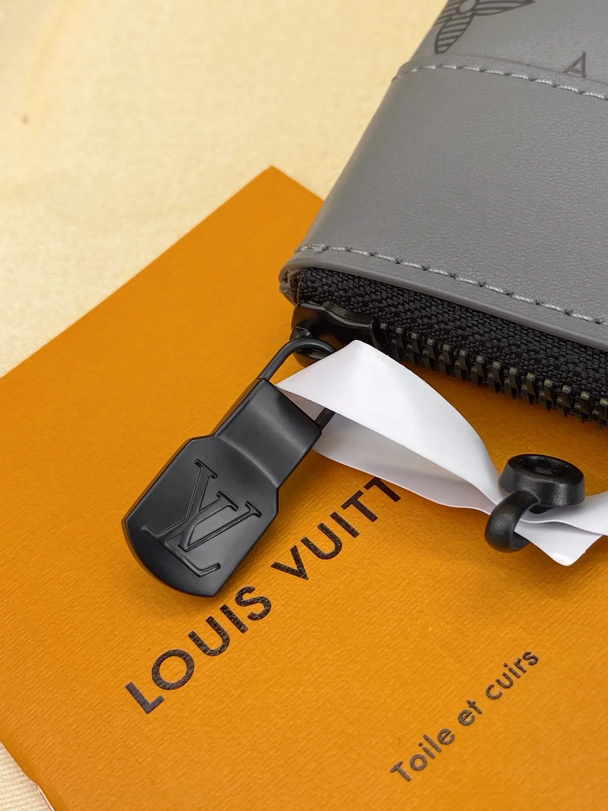 Louis Vuitton Pochette Discovery 灰色Monogram Shadow小牛皮隨身包 10 Louis Vuitton Pochette Discovery 灰色Monogram Shadow小牛皮隨身包