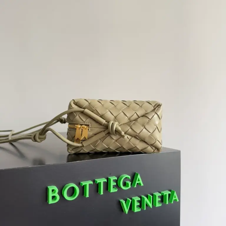 BottegaVeneta洞石色Intrecciato編織小號斜挎包 16 BottegaVeneta洞石色Intrecciato編織小號斜挎包