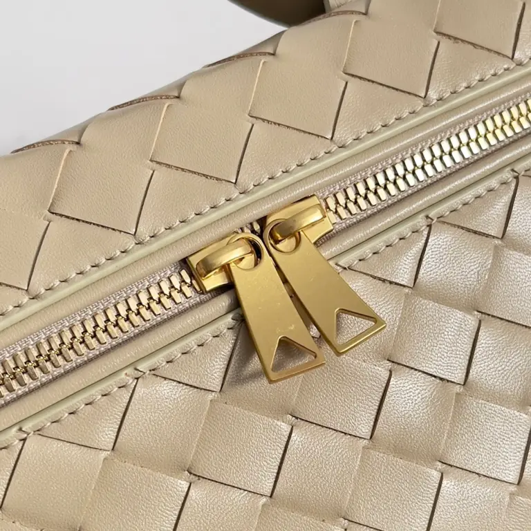 BottegaVeneta淡奶油糖色Intrecciato編織皮革化妝包