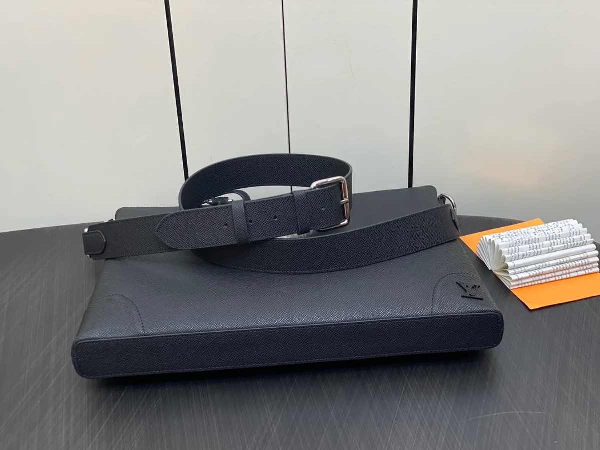 Louis Vuitton Slim NV 流線型Taïga牛皮商務公事包 5 Louis Vuitton Slim NV 流線型Taïga牛皮商務公事包