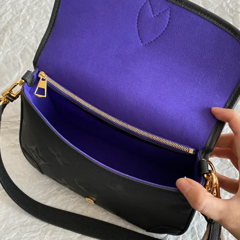 Louis Vuitton Diane學院風Monogram Empreinte壓花皮革長形包