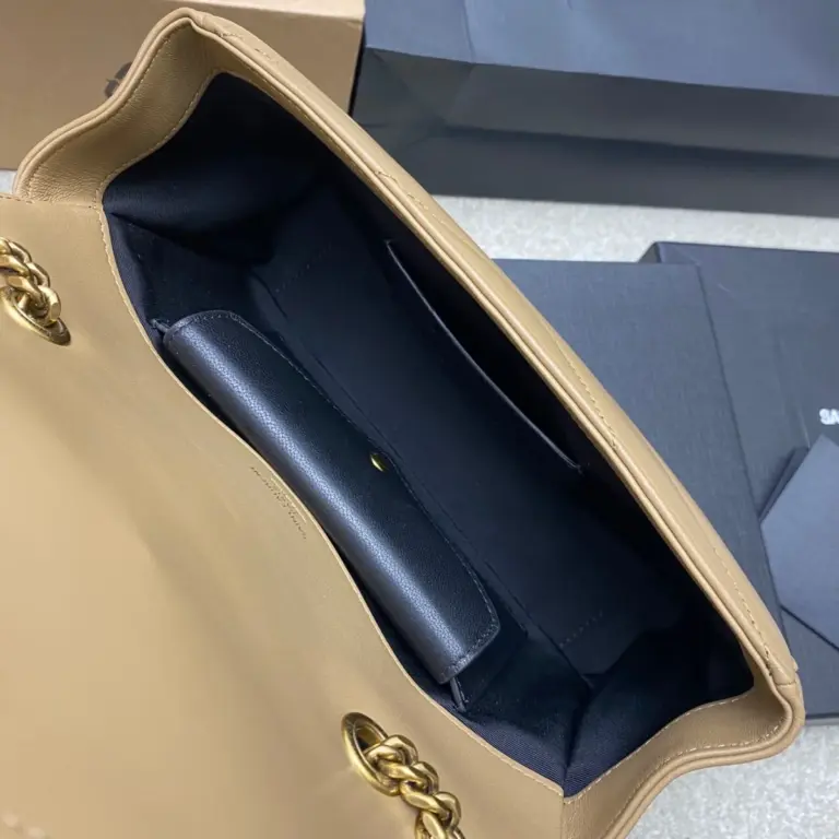 菱格紋絎縫小羊皮信封包