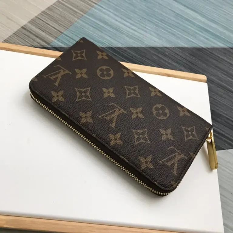 路易威登Monogram帆布拉鏈錢包 - 經典多功能收納設計