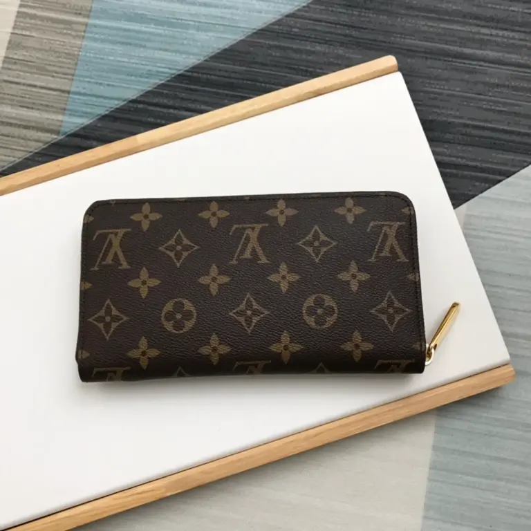 路易威登Monogram帆布拉鏈錢包 - 經典多功能收納設計